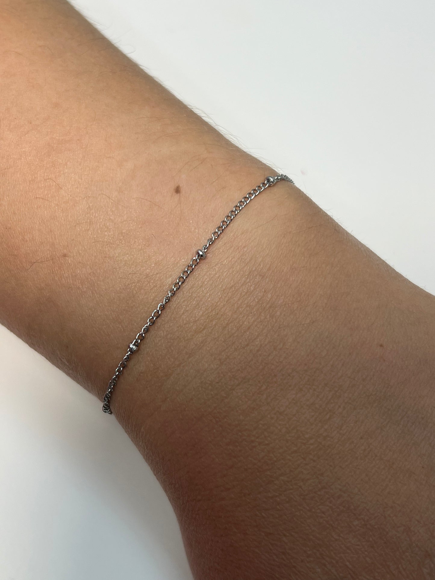 Pulseira Prateada Minimalista com Detalhes Esféricos